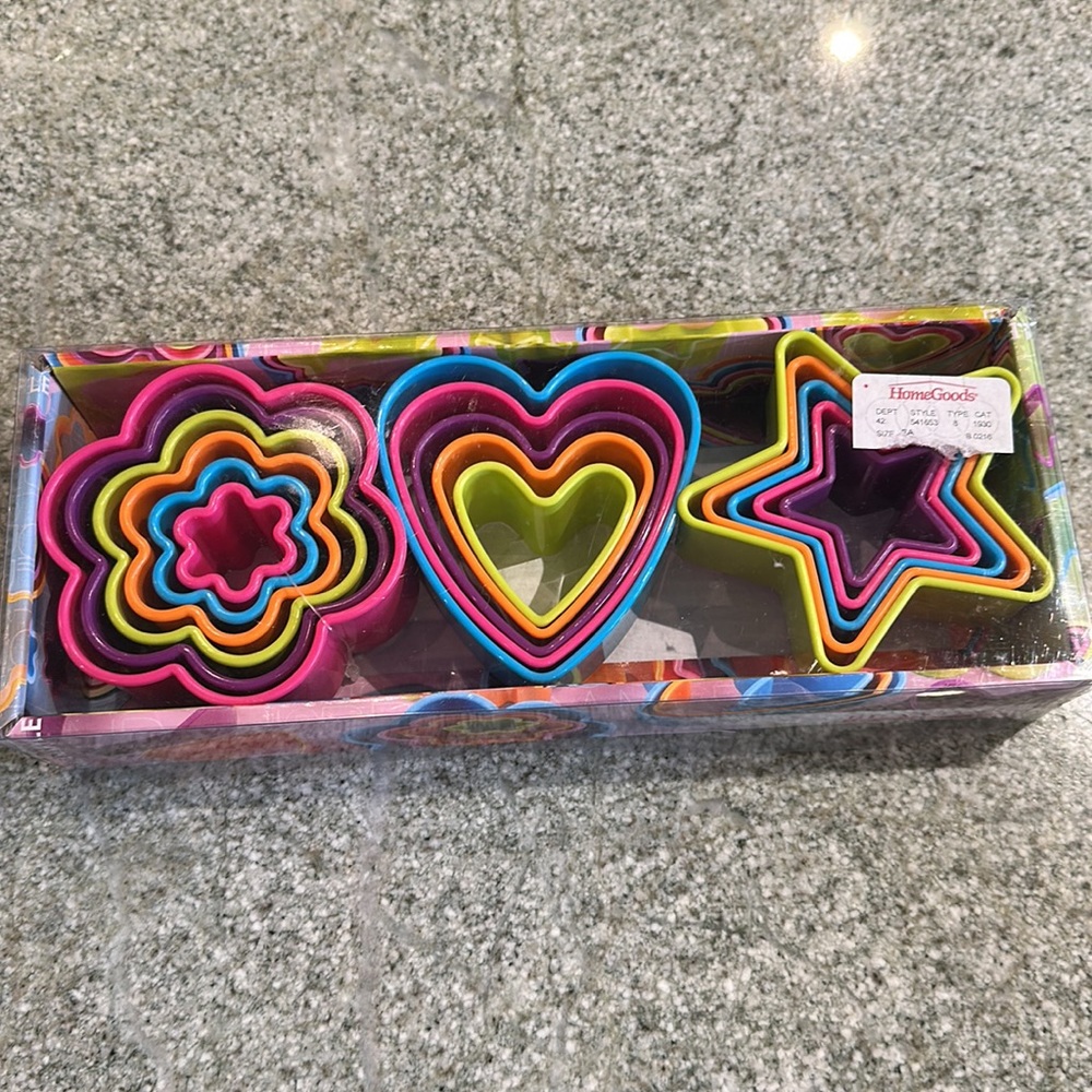 BRAND NEW 16-piece cookie cutter set